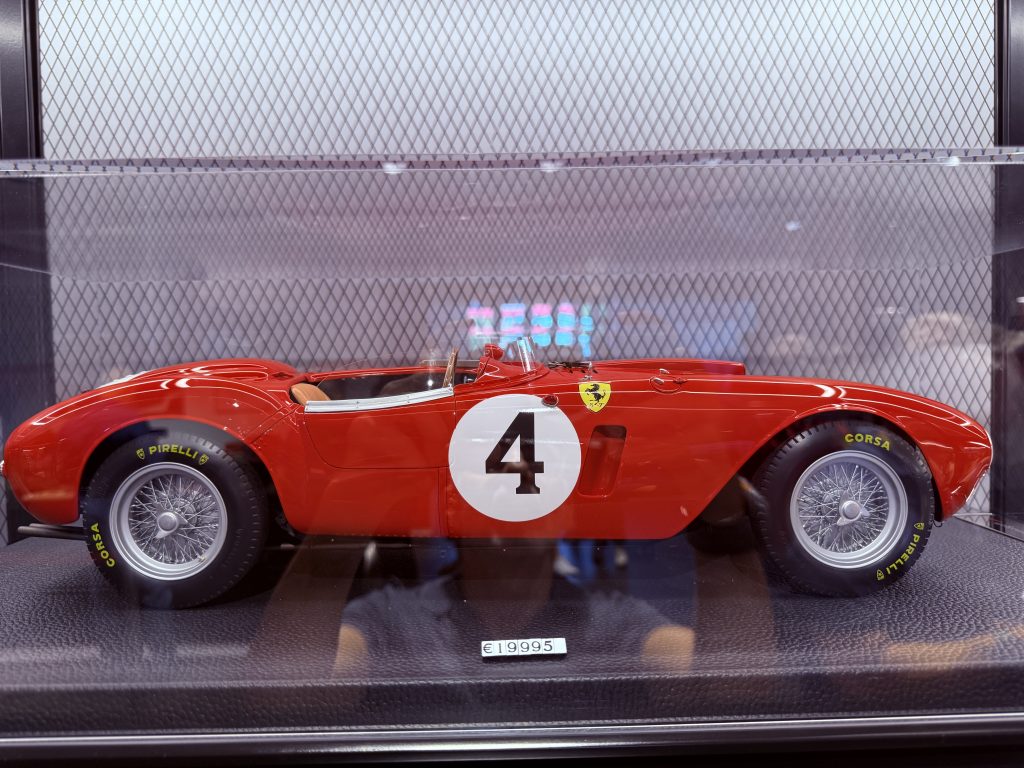 Maqueta detallada de un coche antiguo de competición Ferrari expuesta en el Museo Ferrari de Maranello