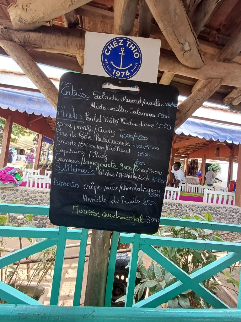 Pizarra con el menú del día en el restaurante Chez Thio, Gorée - Foto Jose Cotino