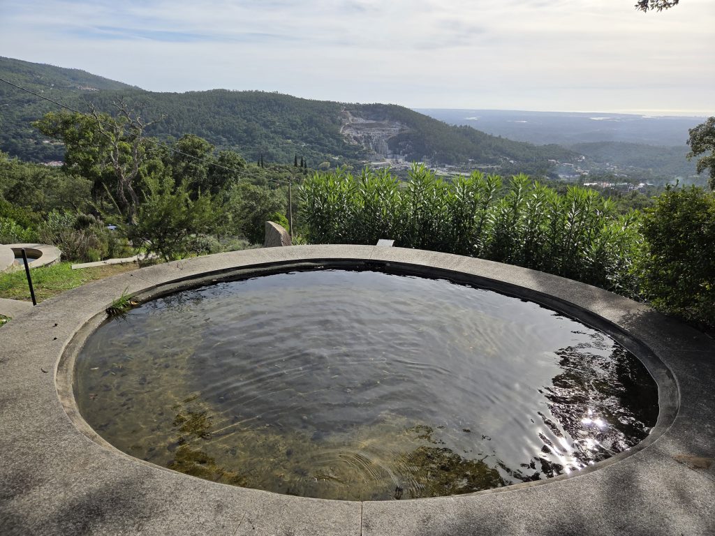 Miradouro da Fóia foto José Cotino Vista panorámica desde el Miradouro da Fóia en Monchique, Algarve, con una pequeña alberca en primer plano y montañas al fondo