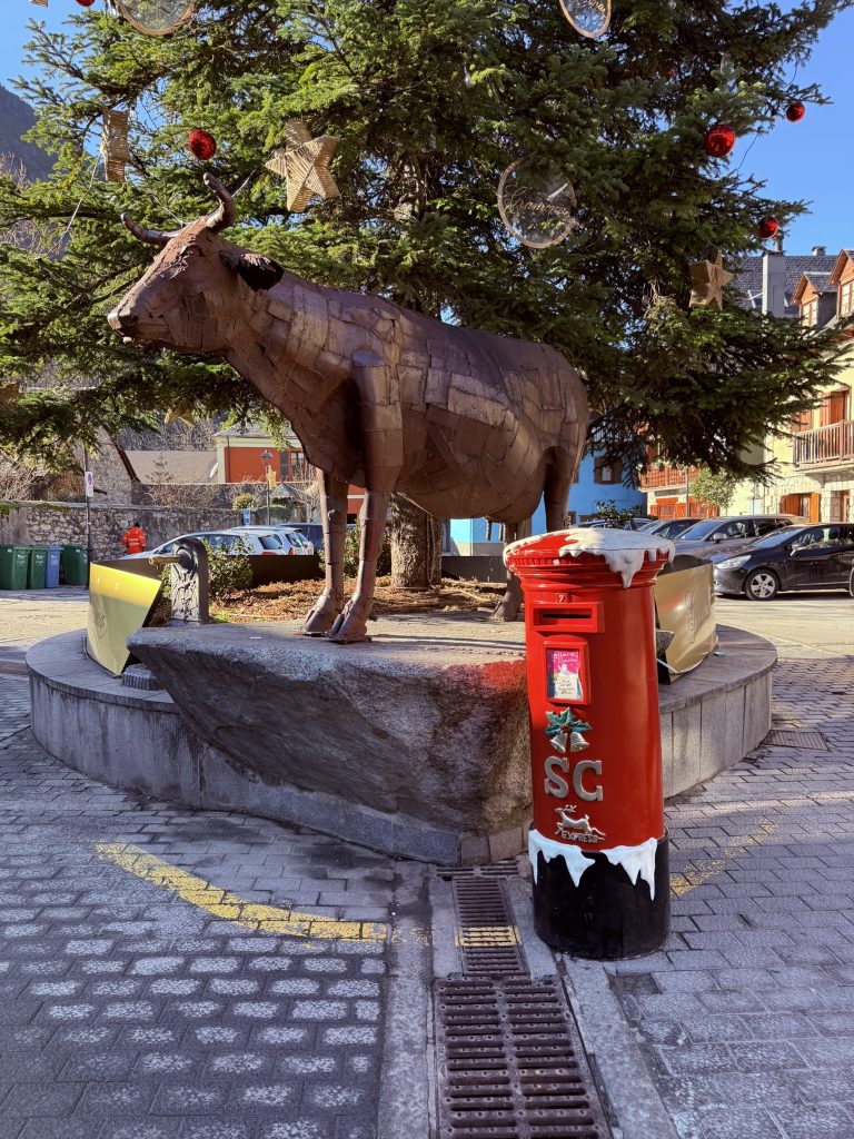 Monumento a la vaca foto José Cotino Monumento conmemorativo a la vaca en la Plaza Ortau de Arties, escultura de chapa de hierro que representa una vaca de raza Bruna de los Pirineos