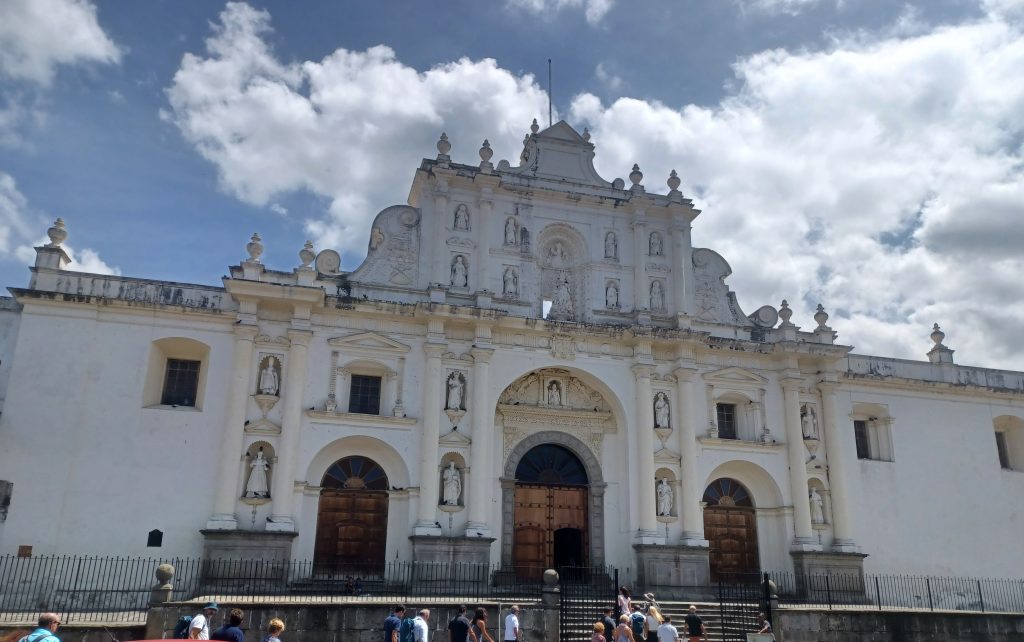 Fachada principal de la majestuosa Catedral de San José en La Antigua.