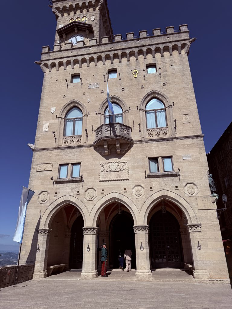 Palacio Público San Marino foto José Cotino Fachada del Palacio Público de San Marino con su torre del reloj y la estatua de la Libertad en la plaza