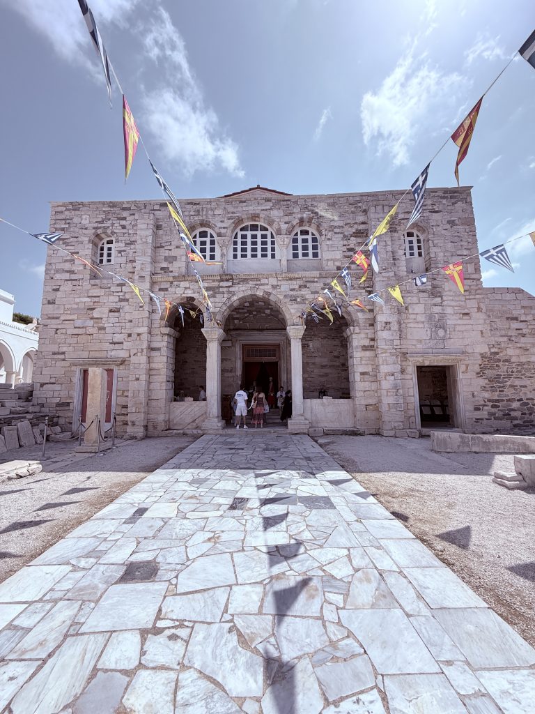 Fachada de la iglesia Panagia Ekatontapiliani en Parikia, Paros, Grecia