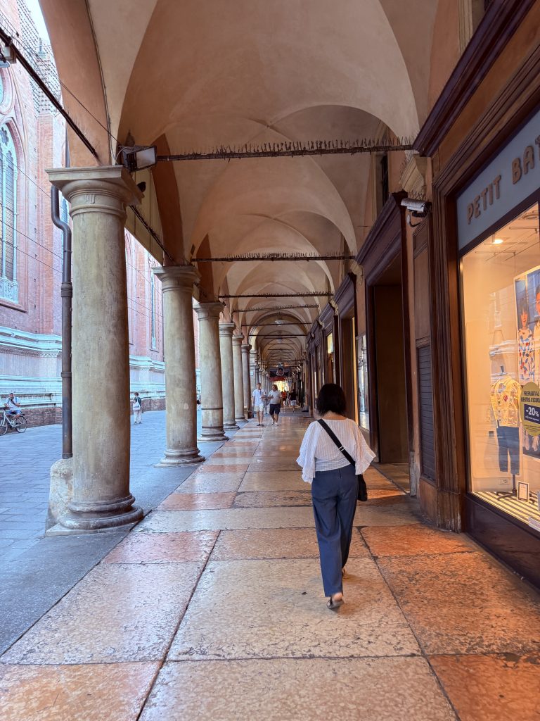 Porticos en Bolonia foto José Cotino Personas caminando entre los pórticos cubiertos del centro histórico de Bolonia