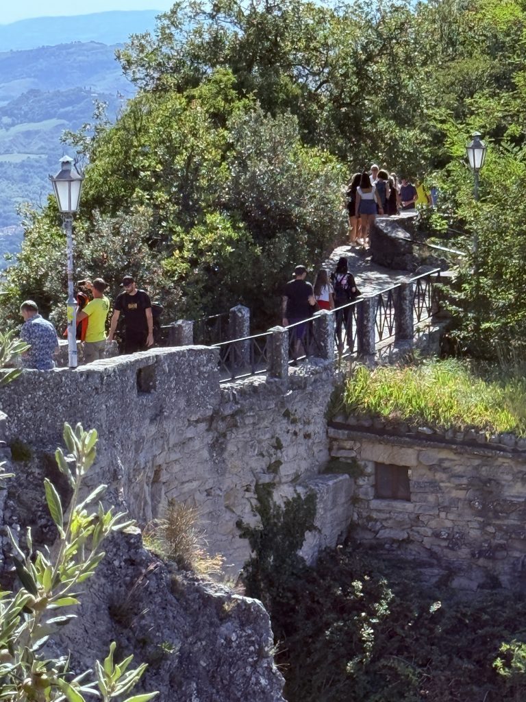 Passo delle Streghe foto José Cotino Camino del Passo delle Streghe en San Marino, un sendero de piedra entre la Primera y la Segunda Torre con vistas al valle