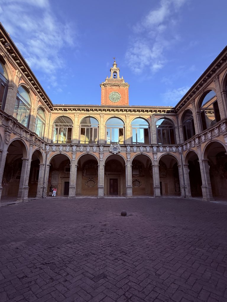la Piazza Galvani foto José Cotino Vista de la Piazza Galvani en Bolonia con la estatua de Luigi Galvani y edificios históricos alrededor