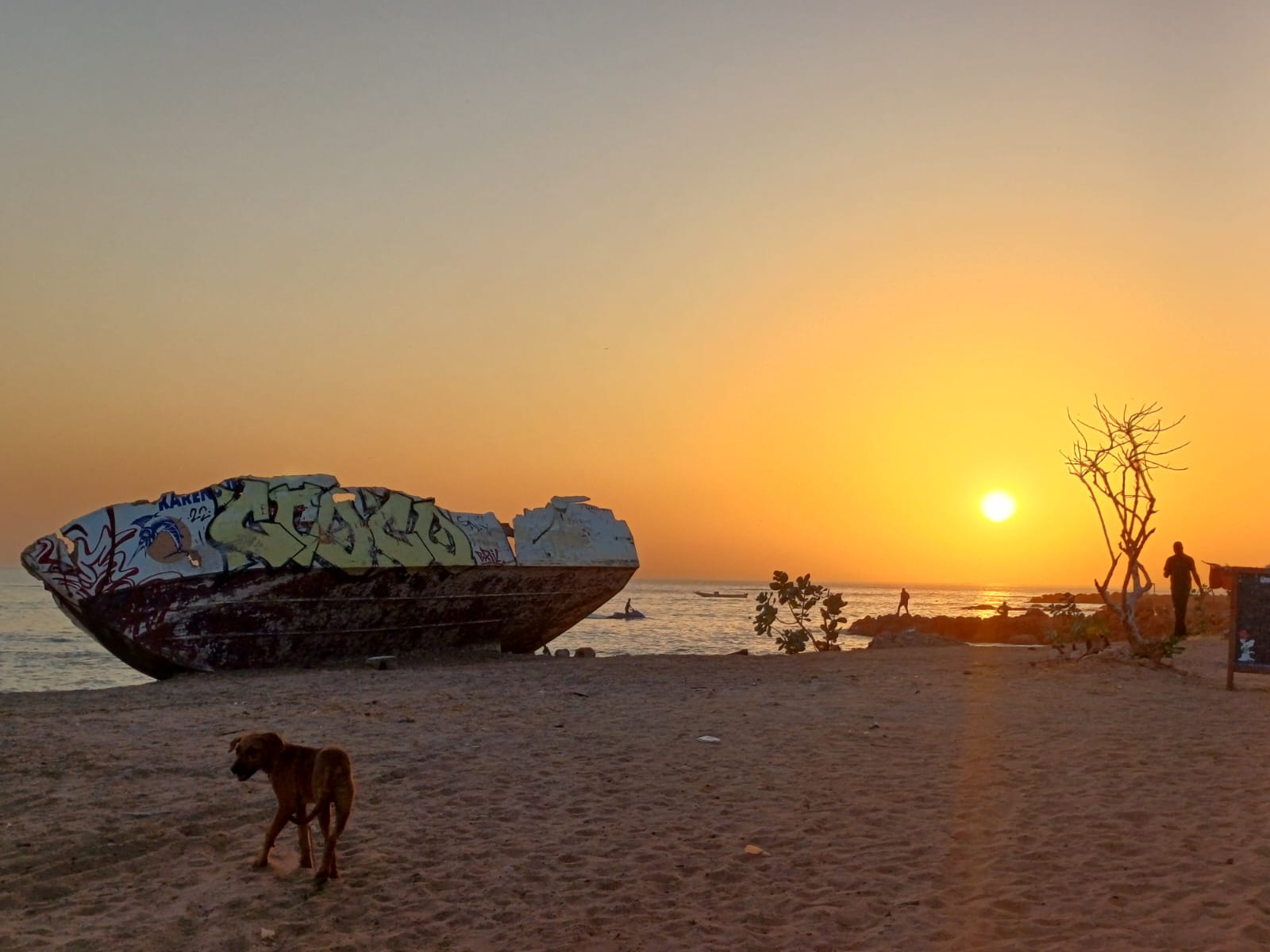Atardecer en la playa de Saly, Senegal, con el sol poniéndose sobre el océano