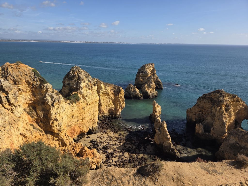 Los acantilados de Ponta da Piedade foto José Cotino Formaciones rocosas de los acantilados de Ponta da Piedade en Lagos, Algarve, con aguas turquesas y el Atlántico extendiéndose al fondo