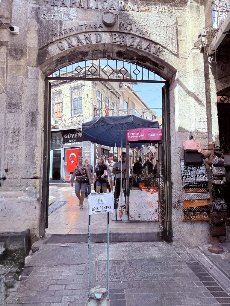 Puerta de entrada al Gran Bazar de Estambul con inscripción en letras doradas sobre arco de piedra