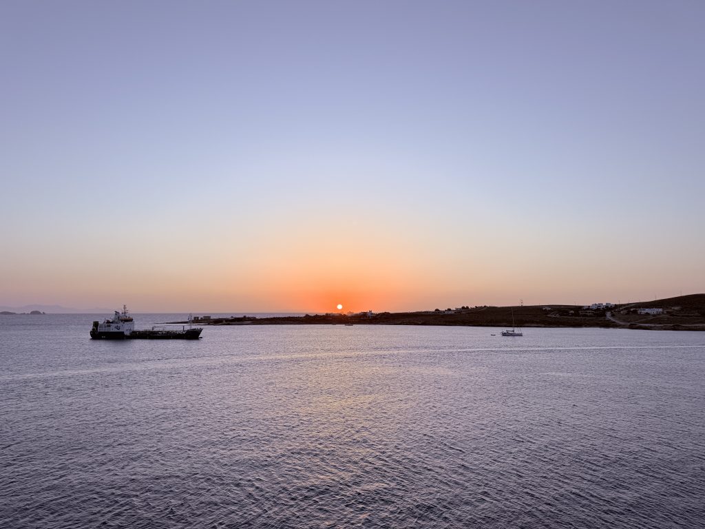 Puesta de sol sobre la isla de Paros vista desde un crucero en el mar Egeo