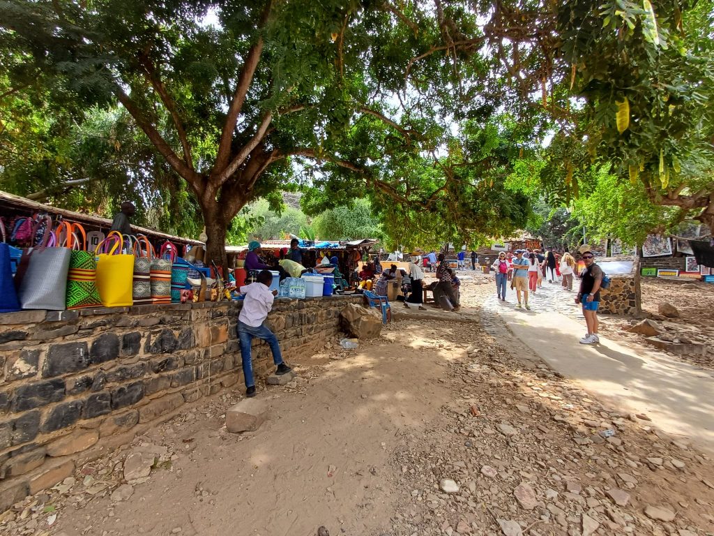 Colorido mercado con productos típicos en la Isla de Gorée - Foto Jose Cotino