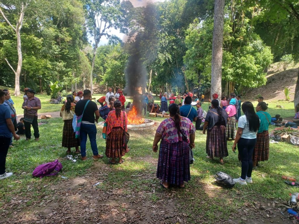 En la foto se aprecia a la gente haciendo un rito tipico de Guatemala