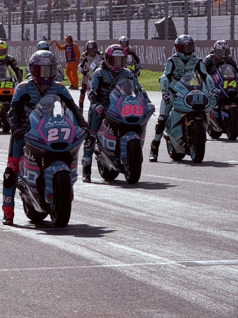 Dani Holgado foto José Cotino Pilotos de Moto2, entre ellos Dani Holgado (#27) y David Alonso (#80), posicionados en los primeros puestos de la parrilla de salida en el circuito de Portimão