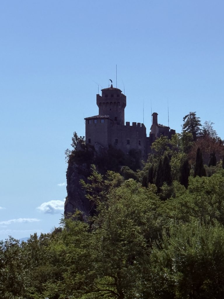 La Segunda Torre, llamada Cesta o De La Fratta Segunda Torre de San Marino, conocida como Cesta o De La Fratta, situada en el punto más alto del monte Titano