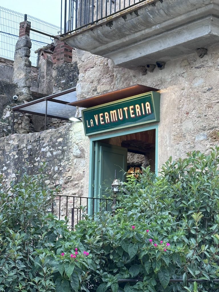 Vermutería acogedora ubicada en la entrada del pueblo de Peratallada, con decoración tradicional y ambiente relajado.