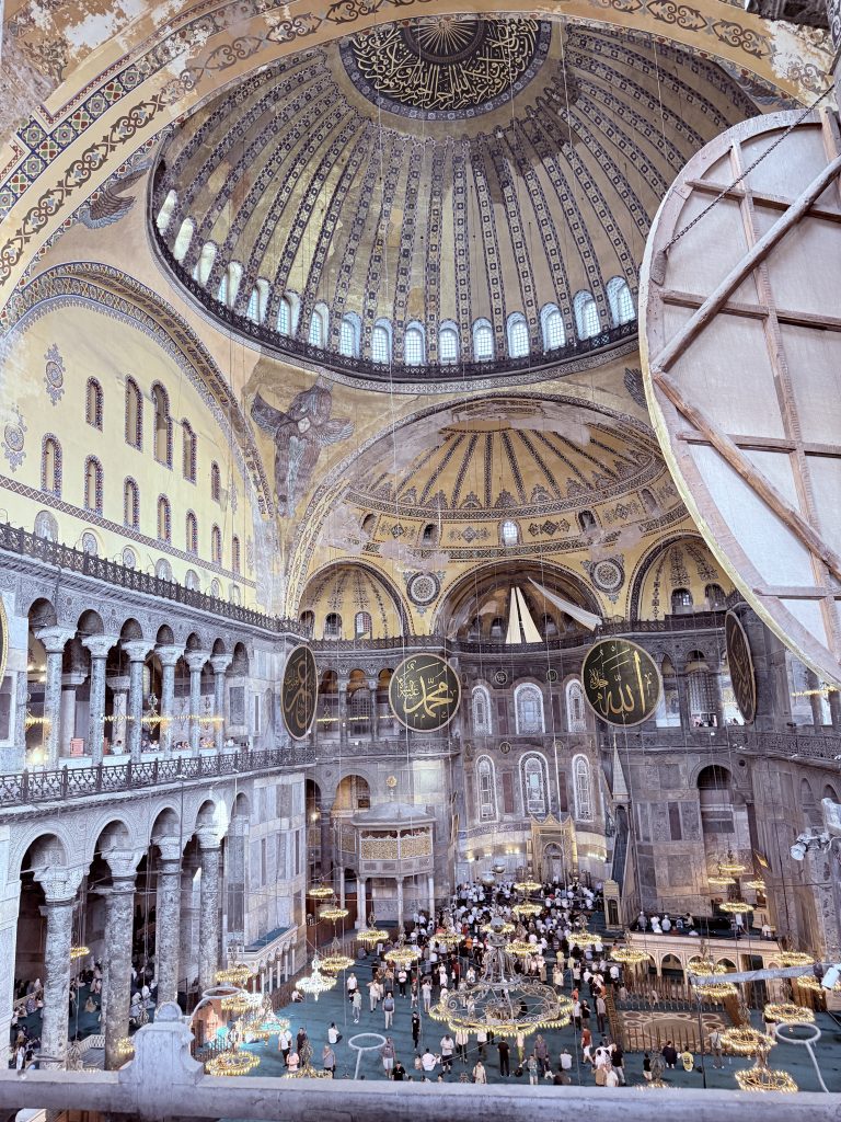 Vista aérea desde el segundo nivel de la Mezquita de Santa Sofía, mostrando la gran cúpula y el espacio interior