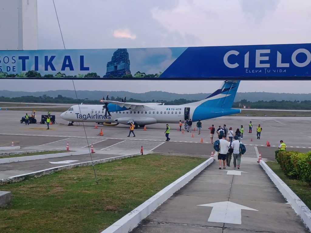 Avión de TAG Airlines en la pista del aeropuerto, listo para el vuelo a Tikal