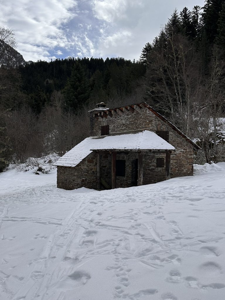 Cabaña de montaña en la ruta a Banhs de Tredós