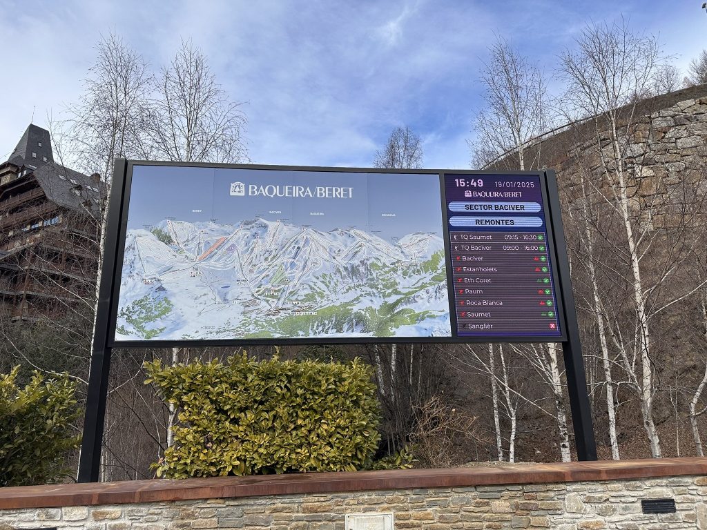 Mapa de pistas de Baqueira Beret con indicaciones de dificultad y servicios.