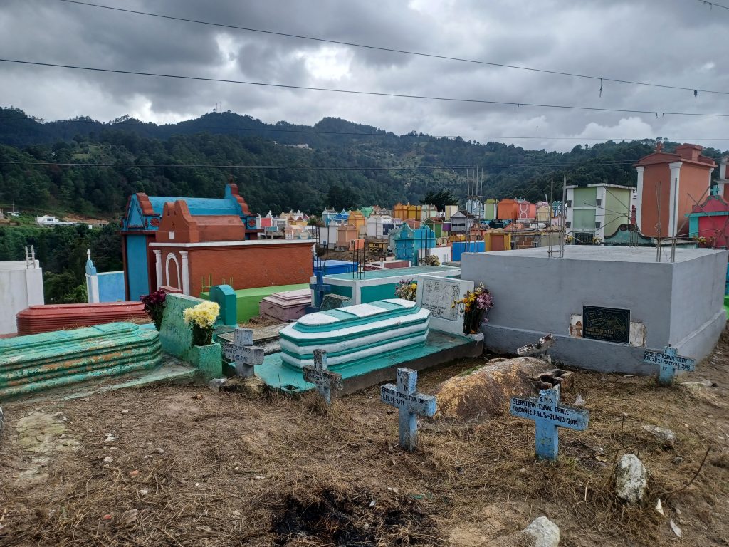 Tumbas coloridas en el cementerio de Chichicastenango, Guatemala.