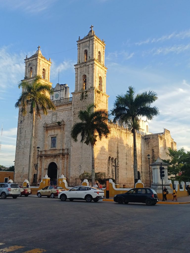Fachada de la Iglesia de San Servacio en Valladolid, Yucatán, con dos torres altas y arquitectura colonial frente al parque central. Foto de José Cotino