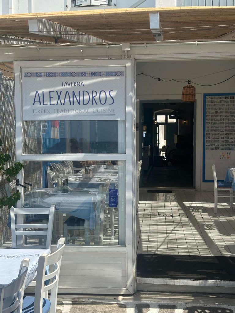 Taverna Alexandros en Parikia, Paros, con mesas al aire libre y ambiente tradicional griego