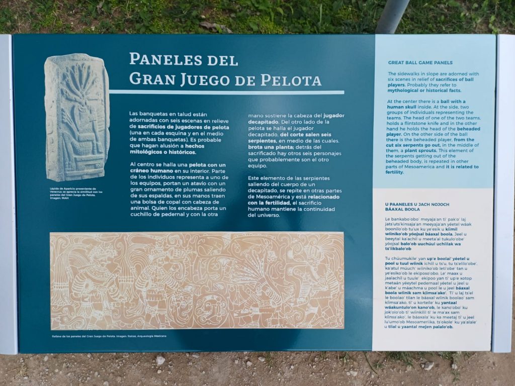 Panel explicativo en español, inglés y maya sobre el simbolismo y relieves del Gran Juego de Pelota en Chichén Itzá
