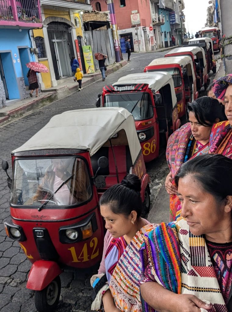 Tuc Tuc circulando por las calles de Chichicastenango, Guatemala